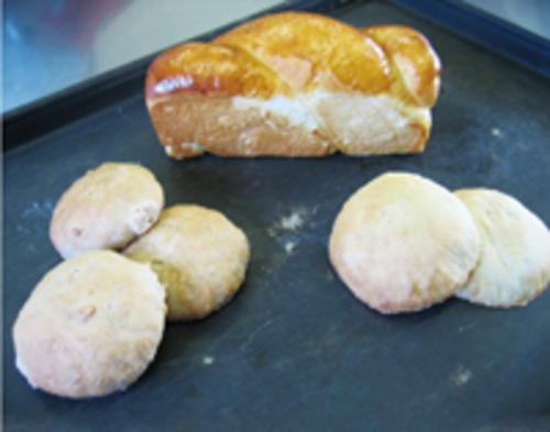 りんごジュースのパン（パウンド型のパン） そば粉のパン（丸型のパン）